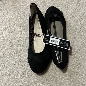 Charles Albert woman’s ballet flats